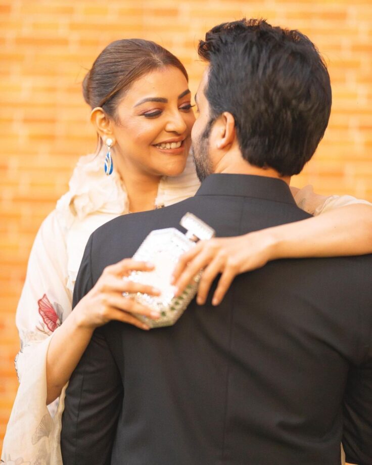 Couple Goals: Kajal Aggarwal Looks Stunning While Poses With Hubby Gautam Kitchlu, See Pics 793221