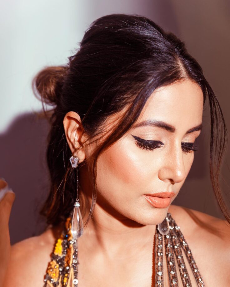 Hina Khan owns the plunge neckline like a boss with gold shimmers, see pics 802389