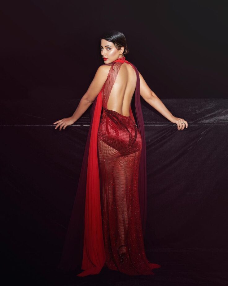 Hina Khan Turns Bold In Red Backless Dress; Netizens Say 'Ashaming our religion' 798008
