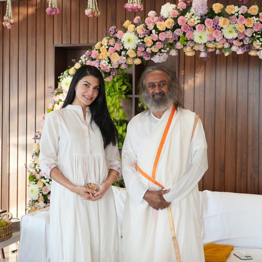 In Pics: Jacqueline Fernandez meets spiritual guru Sri Sri Ravi Shankar, looks surreal in white 794174
