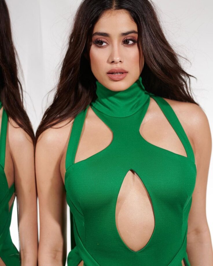 Janhvi Kapoor Turns Smoking Hot In Green Chilly Body Hugging Gown; Fans Go Gaga 801873