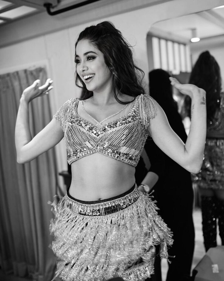 Janhvi Kapoor's And Her Struggle With Wardrobe Malfunction At Recent Award Function 802611