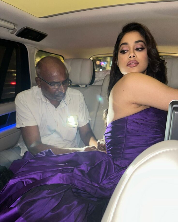 Janhvi Kapoor's And Her Struggle With Wardrobe Malfunction At Recent Award Function 802605