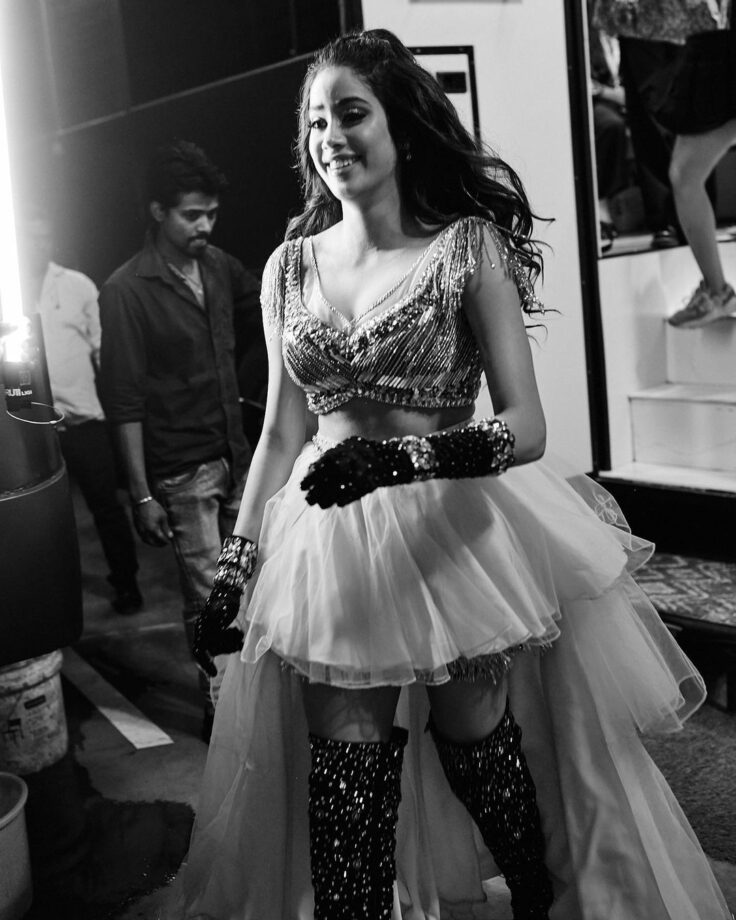 Janhvi Kapoor's And Her Struggle With Wardrobe Malfunction At Recent Award Function 802607