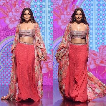 Malaika Arora takes over internet by storm on ramp, looks sizzling in deep-neck blouse 800834