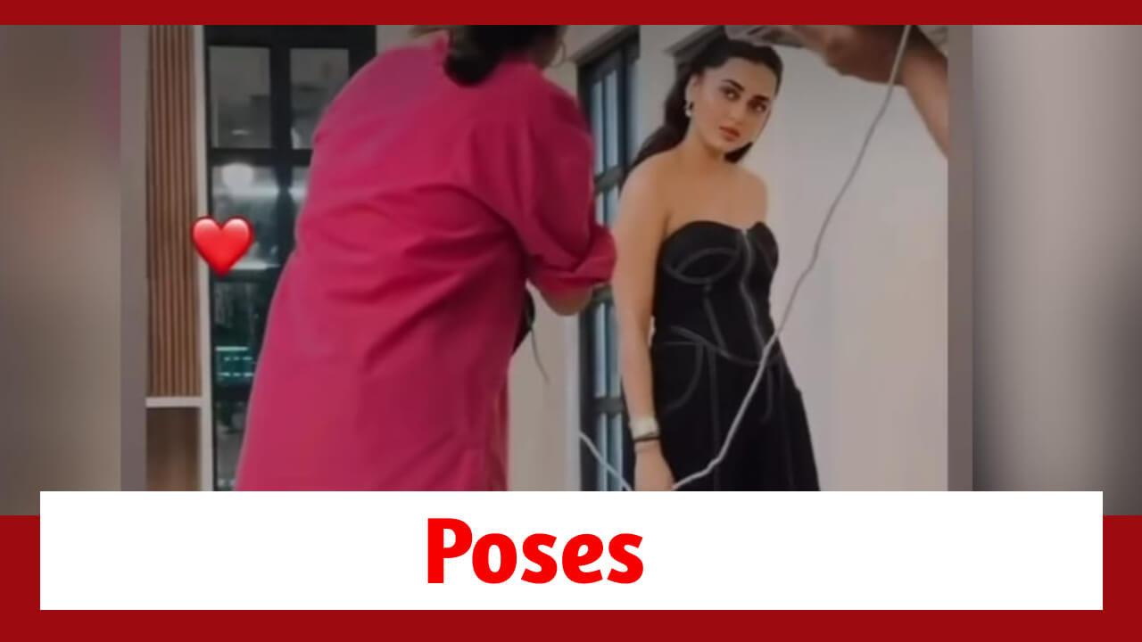 Naagin Fame Tejasswi Prakash Poses Before The Camera; Boyfriend Karan Kundrra Is Ecstatic About Her Style 800066
