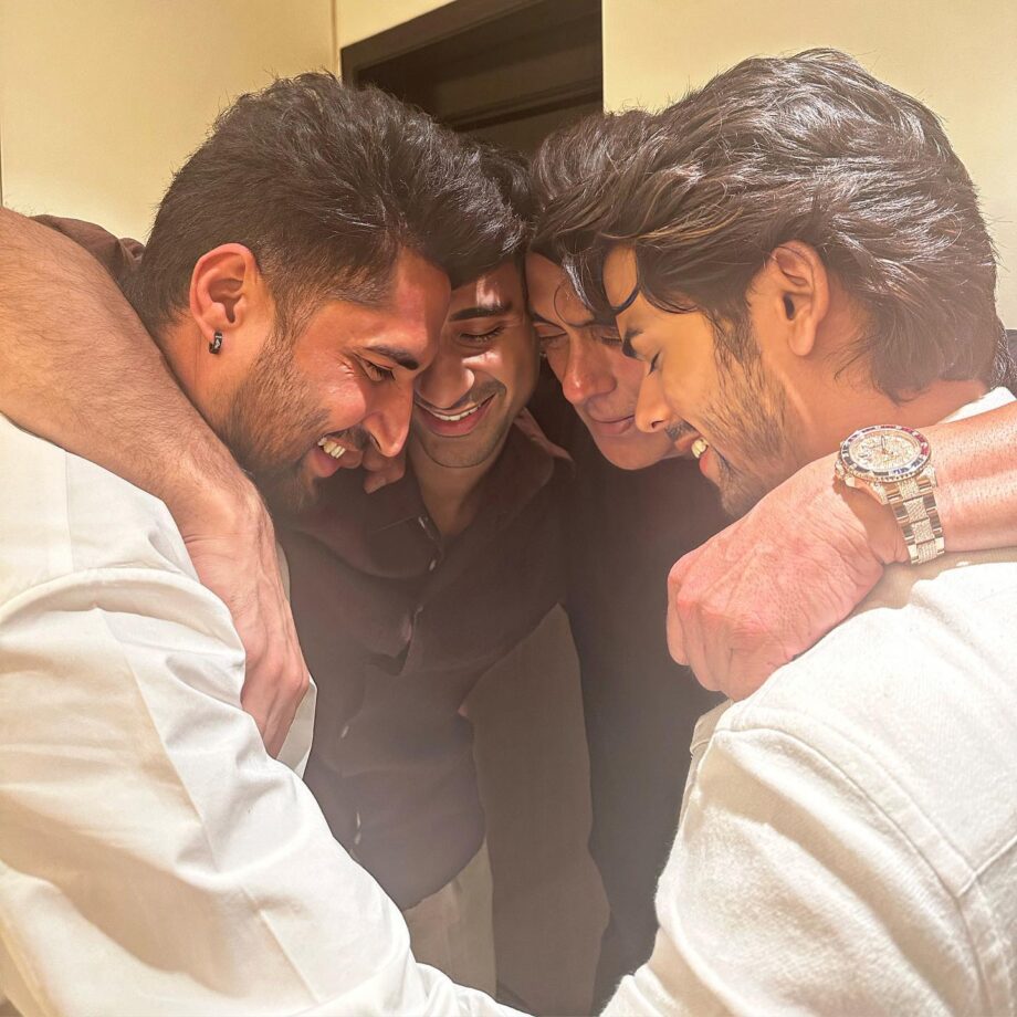 Shah Rukh Khan To Avneet Kaur: Stars' Warm Wishes For Eid 800215