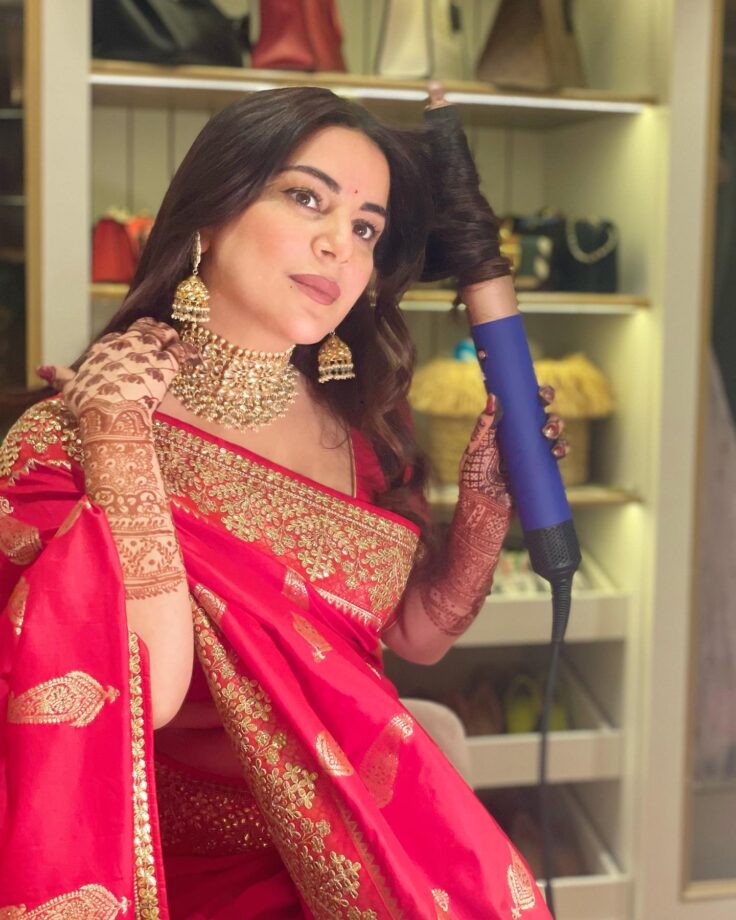 Shraddha Arya Can't Style Her Saree Look Without This One Thing, Check Now 795744