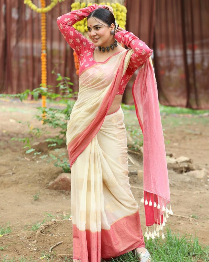 Shraddha Arya Can't Style Her Saree Look Without This One Thing, Check Now 795718