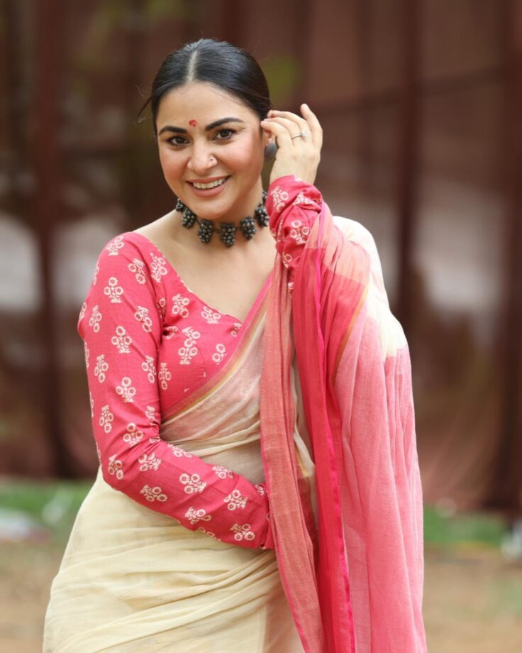 Shraddha Arya Can't Style Her Saree Look Without This One Thing, Check Now 795720