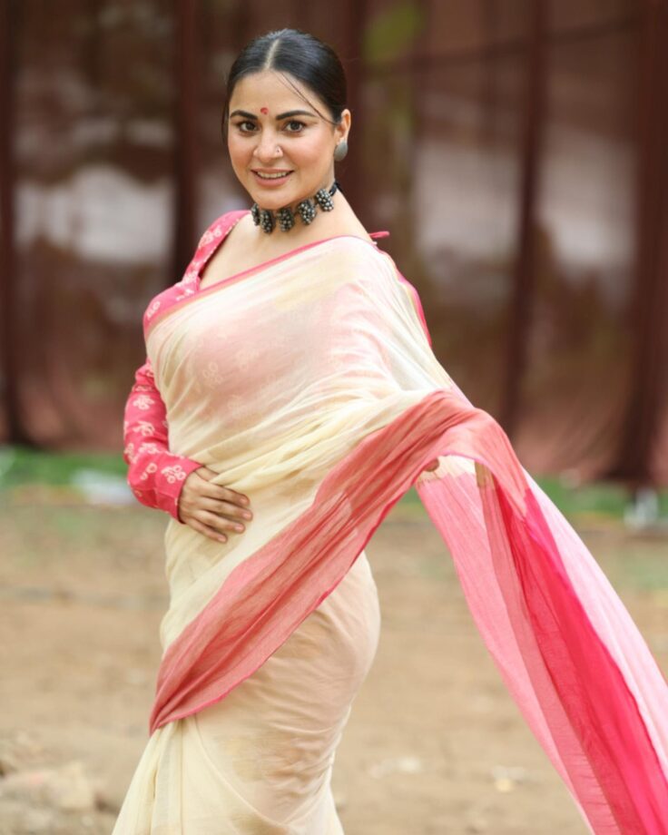 Shraddha Arya Can't Style Her Saree Look Without This One Thing, Check Now 795721