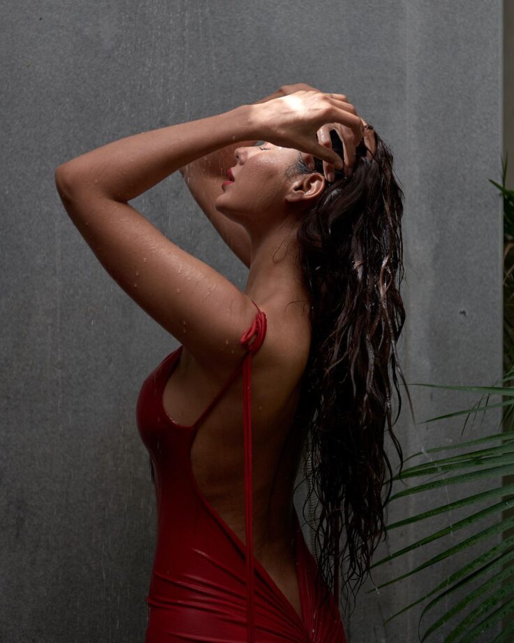 Sonam Bajwa rings in red hot backless bodycon under shower, see pics 795114