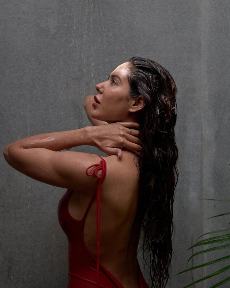 Sonam Bajwa rings in red hot backless bodycon under shower, see pics 795115