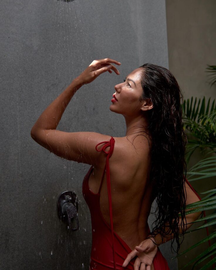 Sonam Bajwa rings in red hot backless bodycon under shower, see pics 795118