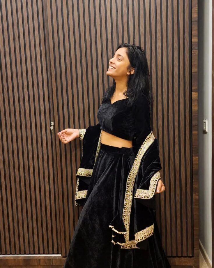 Sumbul Touqeer stabs hearts in black traditional attire, see pics 795200
