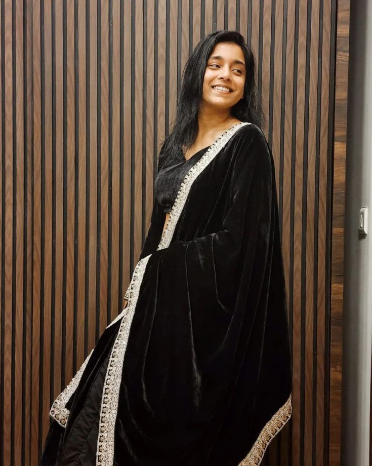 Sumbul Touqeer stabs hearts in black traditional attire, see pics 795201