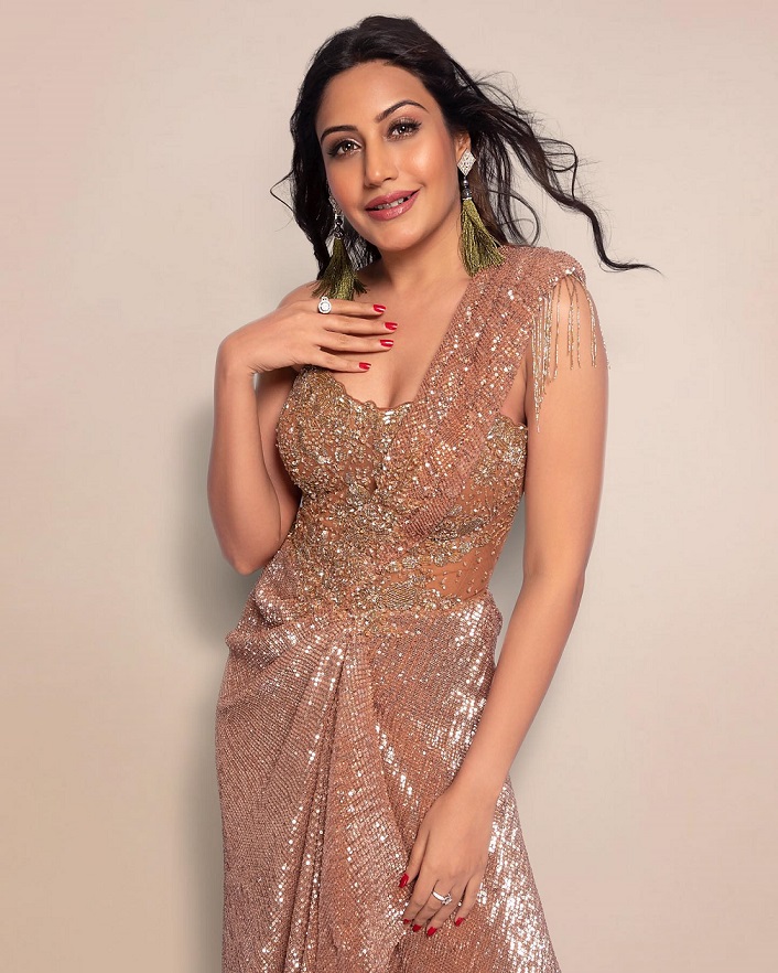 Surbhi Chandna is a vision in glittery gold outfit, get swag inspiration 800863