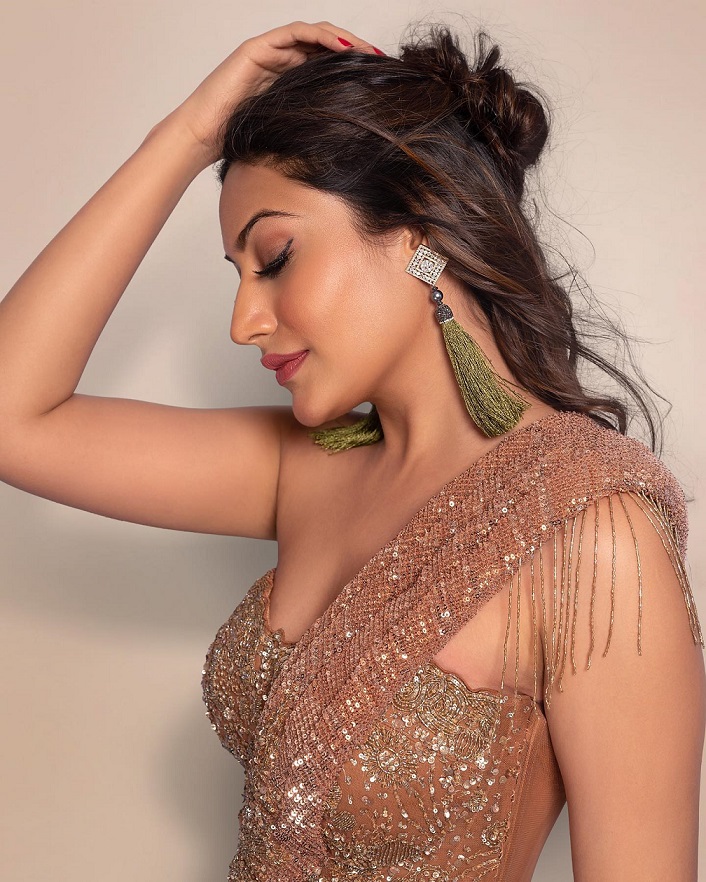 Surbhi Chandna is a vision in glittery gold outfit, get swag inspiration 800864