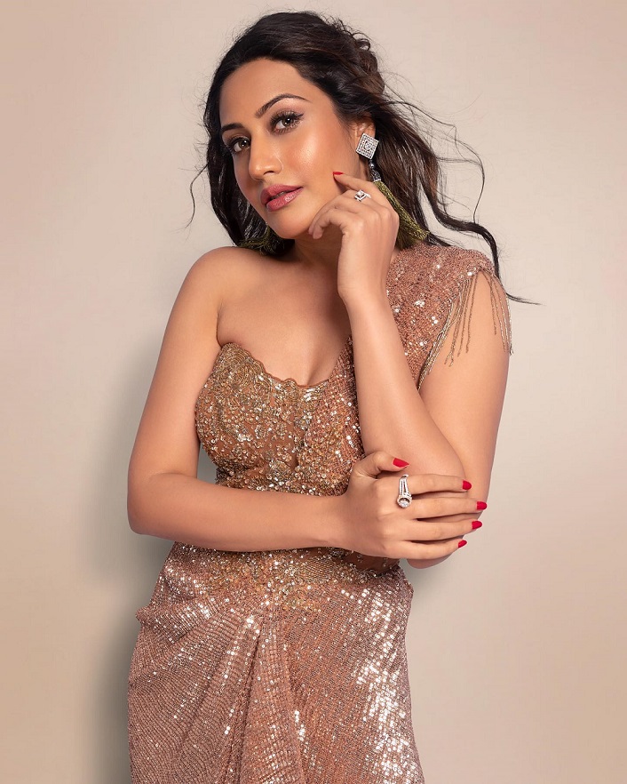 Surbhi Chandna is a vision in glittery gold outfit, get swag inspiration 800865