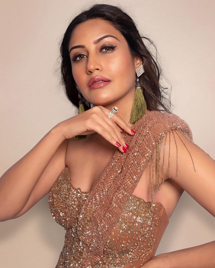 Surbhi Chandna is a vision in glittery gold outfit, get swag inspiration 800862