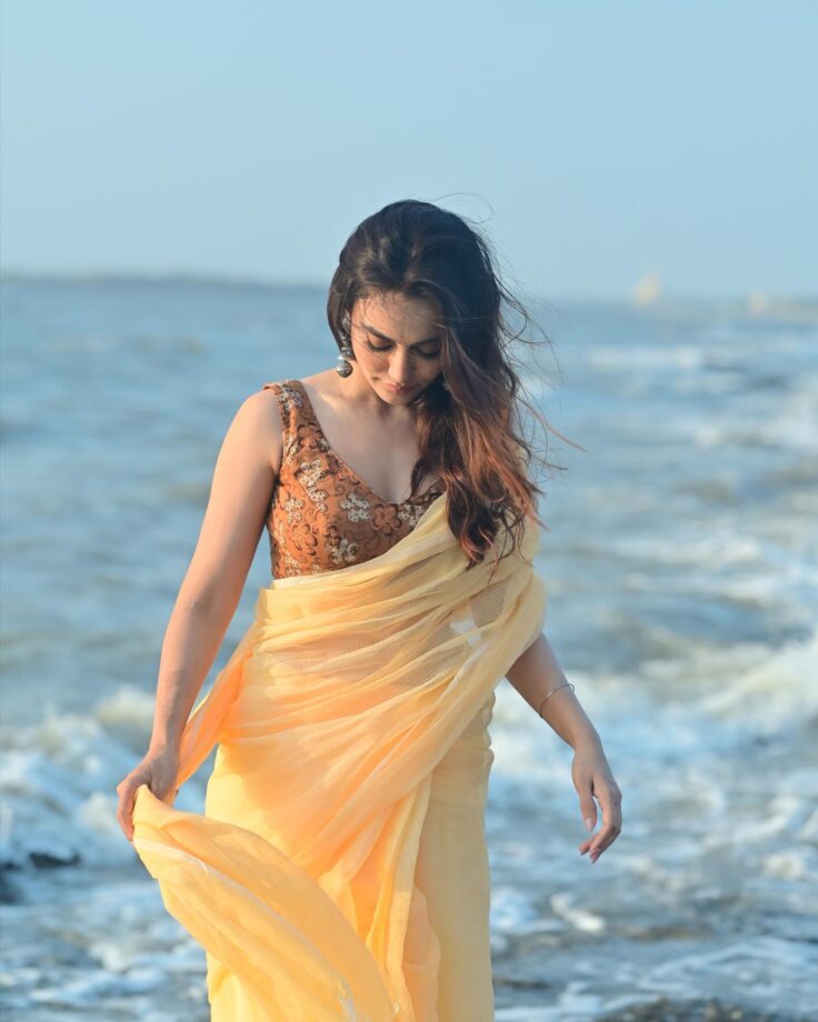 Surbhi Jyoti dazzles in see-through yellow saree, flaunts curvaceous structure with perfection 802044