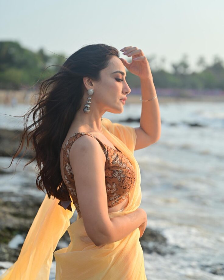 Surbhi Jyoti dazzles in see-through yellow saree, flaunts curvaceous structure with perfection 802047