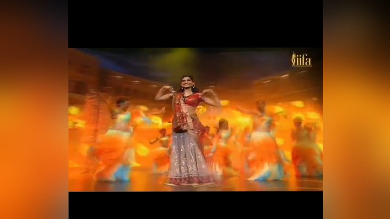 Throwback Video: Sonam Kapoor Gets Trolled For Dance Performance At IIFA 2009
