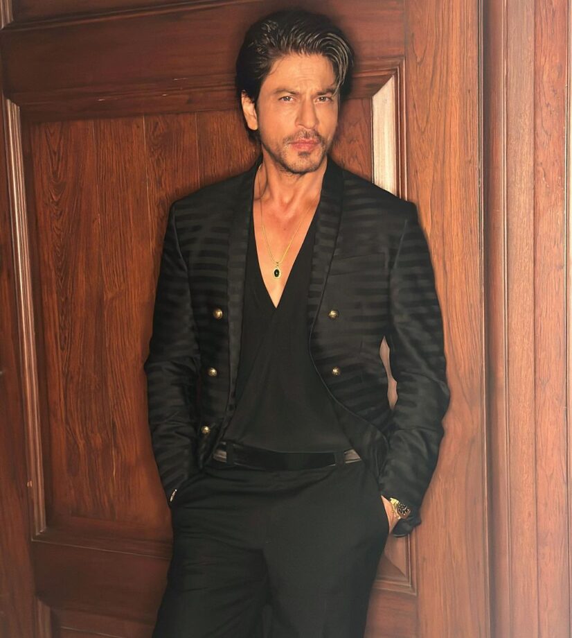 Trending: Shah Rukh Khan Looks Stylish In All-Black Blazer Outfit, Salman Khan Poses With Gauri, Suhana, And Aryan Khan 792515
