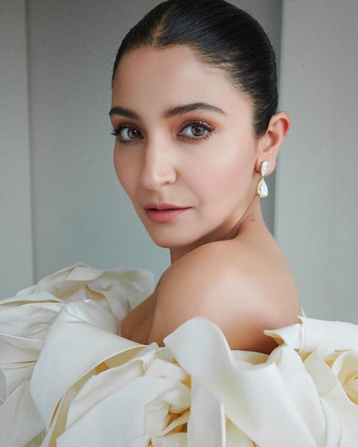 Alia Bhatt goes all ‘awe’ of Anushka Sharma’s Cannes look 810698