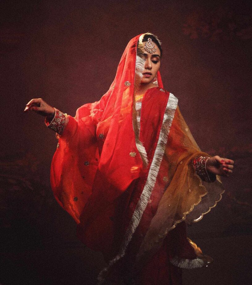Amruta Khanvilkar Turns Bride In Red Suit(Unseen Pics) 807756