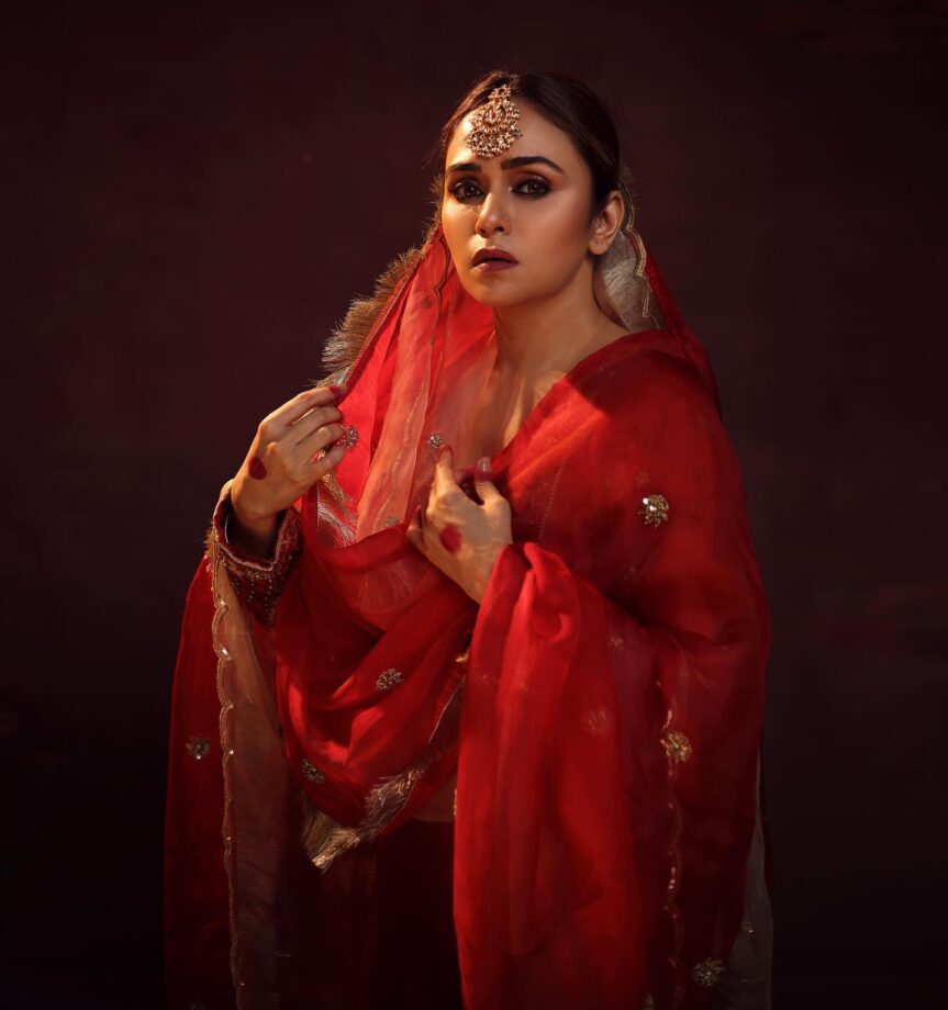 Amruta Khanvilkar Turns Bride In Red Suit(Unseen Pics) 807754
