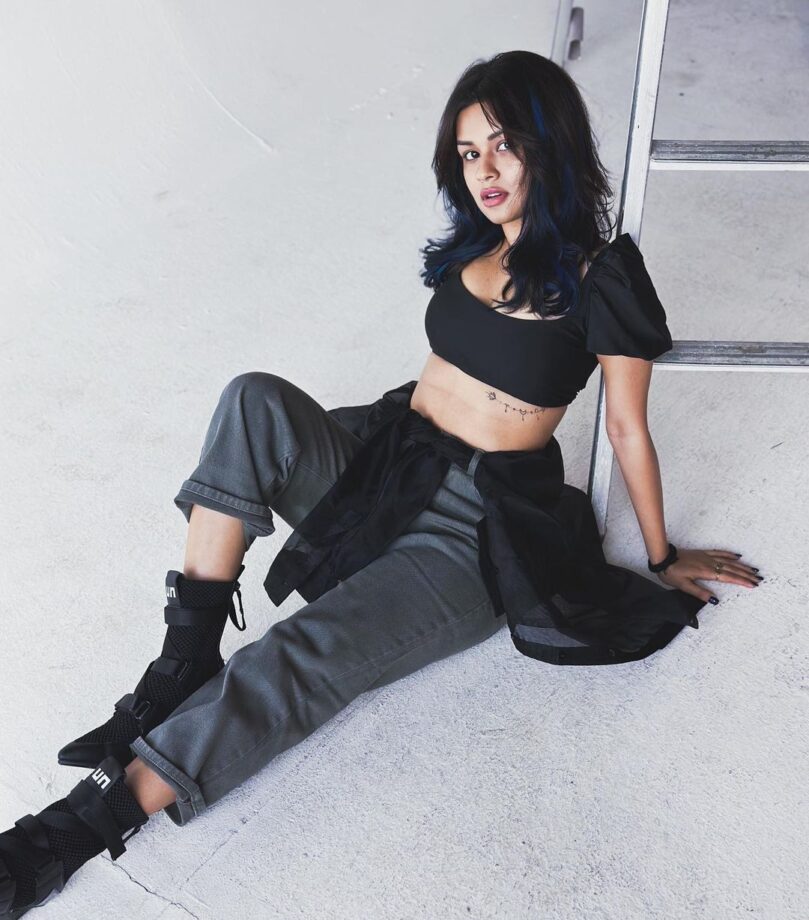 Avneet Kaur Set The Internet On Fire In Rugged Jeans And Black Crop Top, Check Photos 808979