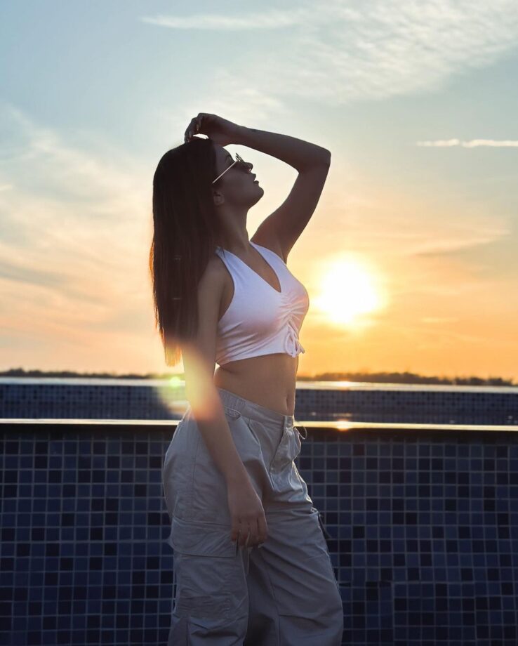 Avneet Kaur's Style In White Crop Top Amid Setting Sun Is All Glam; Check Pics 805007