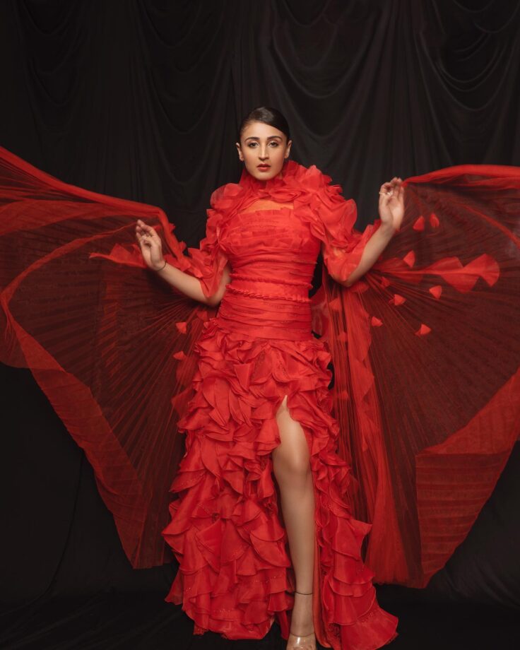 Dhvani Bhanushali’s ruffle play in red is truly iconic, see pics 804091
