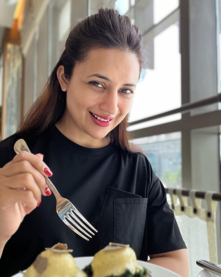Divyanka Tripathi is all smiles after seeing yummy food, check out why 808516