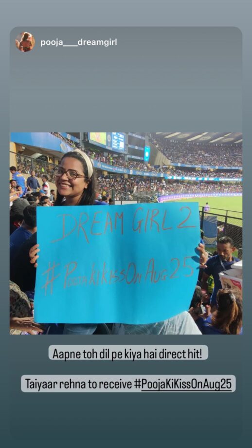 Fan Girl Creates Buzz at MI vs RCB Match with Dream Girl 2 Poster: Countdown to #PoojaKiKissOnAug25 Begins! 805855