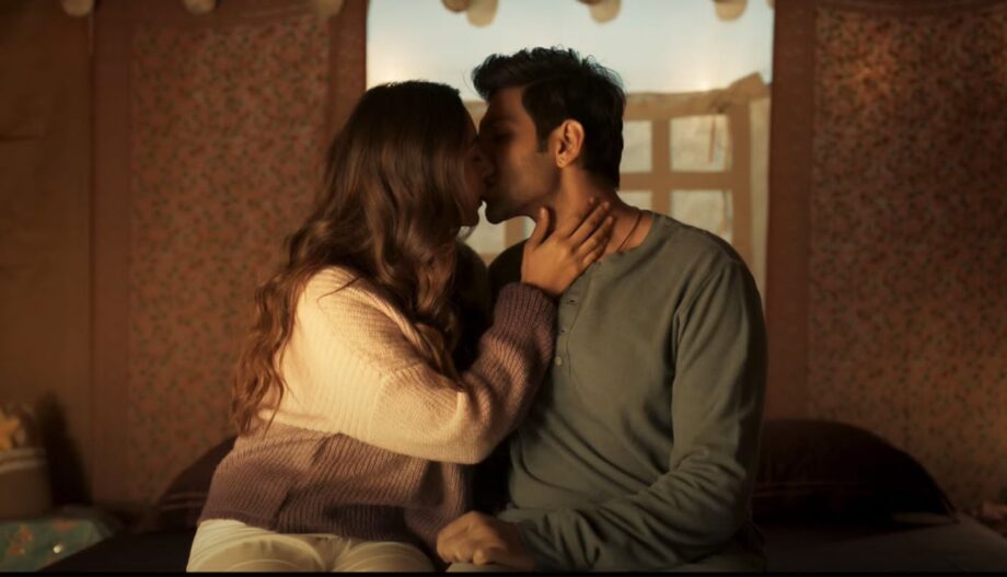 From lip-lock moment to crackling chemistry: Watch Kartik Aaryan and Kiara Advani romance in 'Naseeb Se' from 'Satyaprem Ki Katha'. OUT NOW! 810604