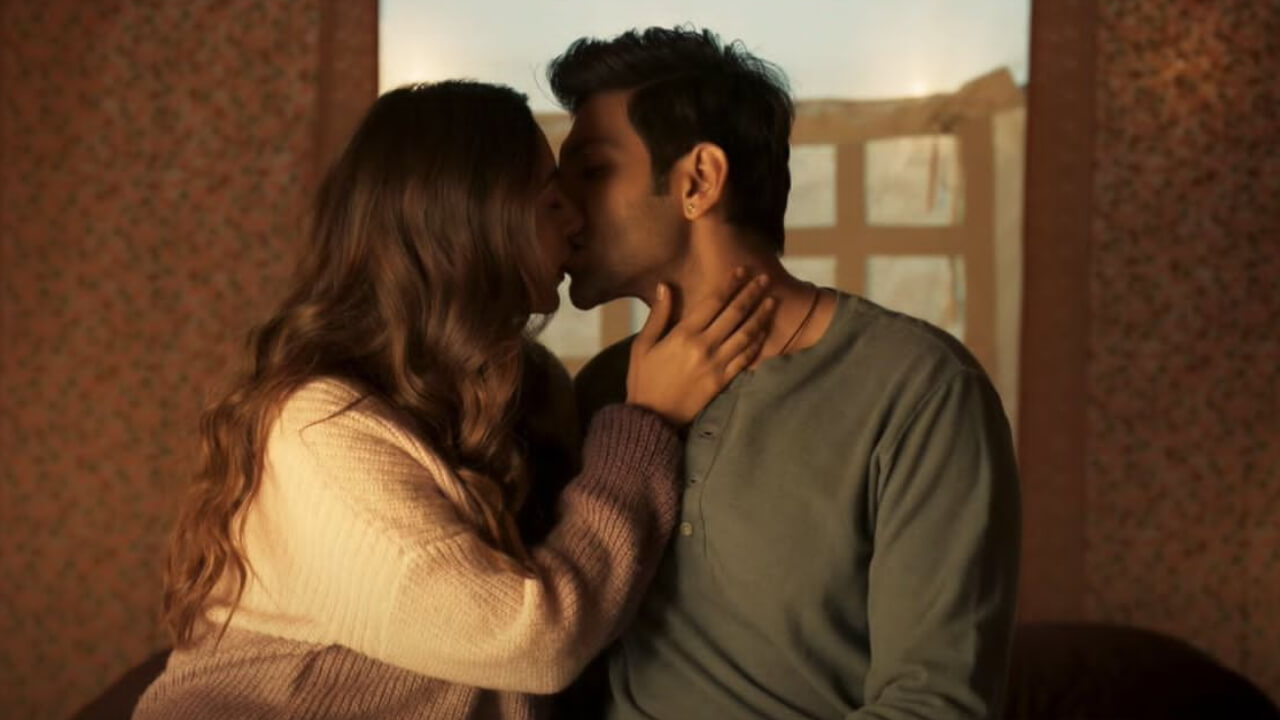 From lip-lock moment to crackling chemistry: Watch Kartik Aaryan and Kiara Advani romance in 'Naseeb Se'  from 'Satyaprem Ki Katha'. OUT NOW! 810605