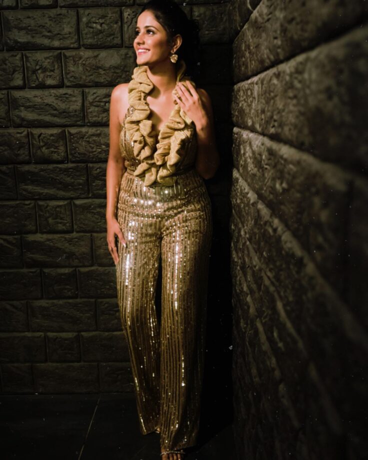 'Ghum Hai Kissikey Pyaar Mein' fame Ayesha Singh is raising heat in golden shimmery dress, we are in love 808811
