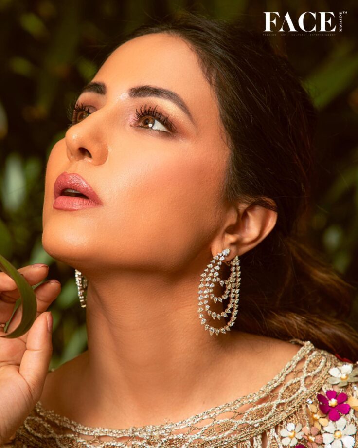 Hina Khan Becomes The Face Of The Month, Looks Ravishing In Shimmery Ensembles 807985