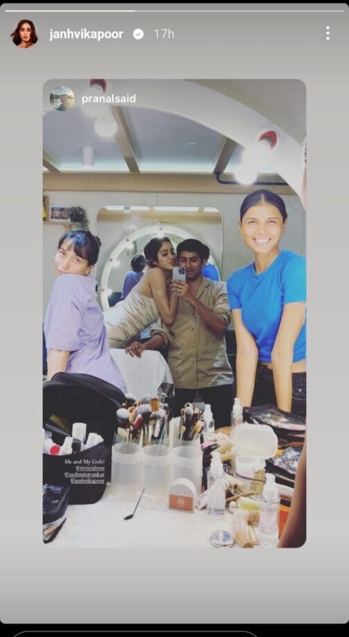 Janhvi Kapoor Poses With Her Stylist And Team; See Pic 806516