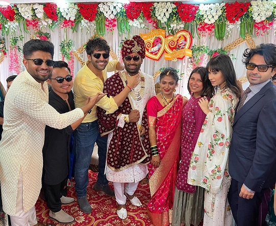 Kartik Aaryan attends wedding of his crew member Sachin, pics go viral 803078