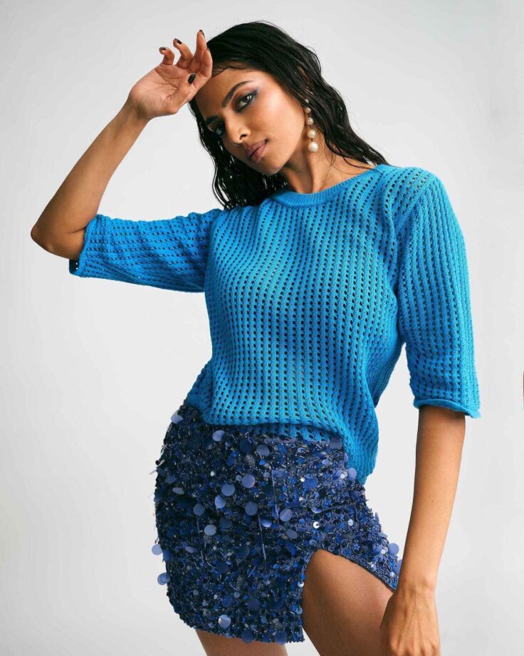 Malavika Mohanan raises heat with perfection in blue sweatshirt and shimmery skirt, come check out 808790
