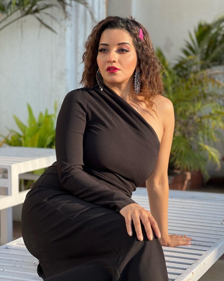 Monalisa Exudes Hotness In Black Gown; Check Out Pics 807314