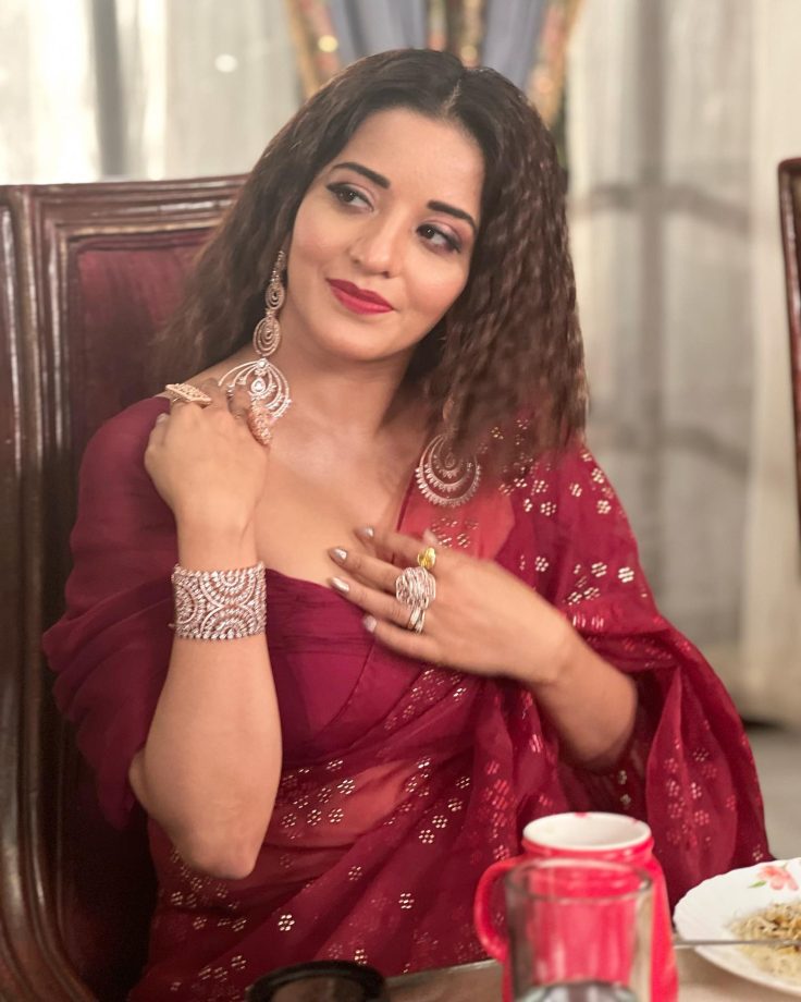 Monalisa Goes Gorgeous In Maroon Saree, And We Can't Take Eyes Off Her 811609