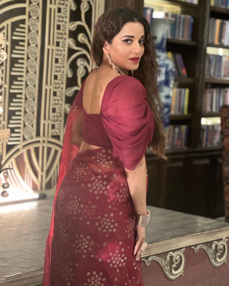 Monalisa Goes Gorgeous In Maroon Saree, And We Can't Take Eyes Off Her 811610
