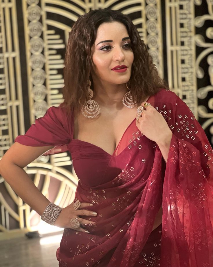 Monalisa Goes Gorgeous In Maroon Saree, And We Can't Take Eyes Off Her 811611