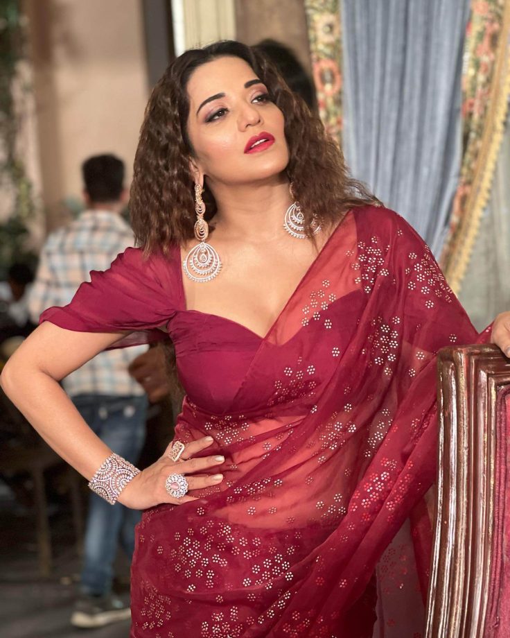 Monalisa Goes Gorgeous In Maroon Saree, And We Can't Take Eyes Off Her 811612