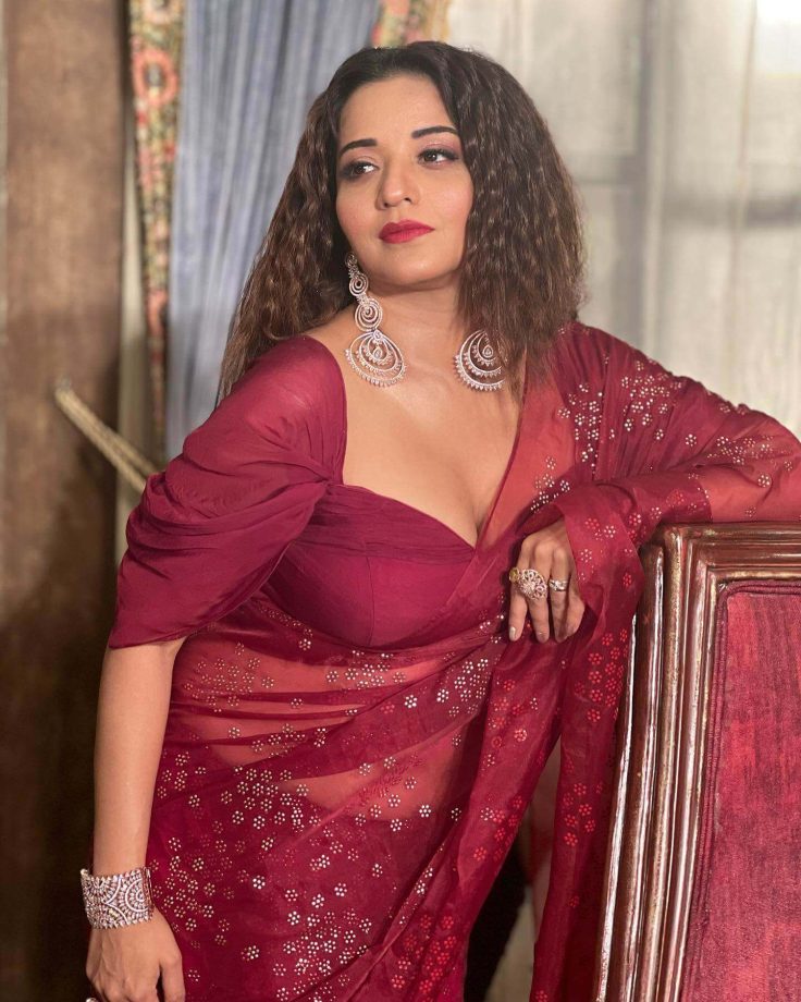 Monalisa Goes Gorgeous In Maroon Saree, And We Can't Take Eyes Off Her 811613