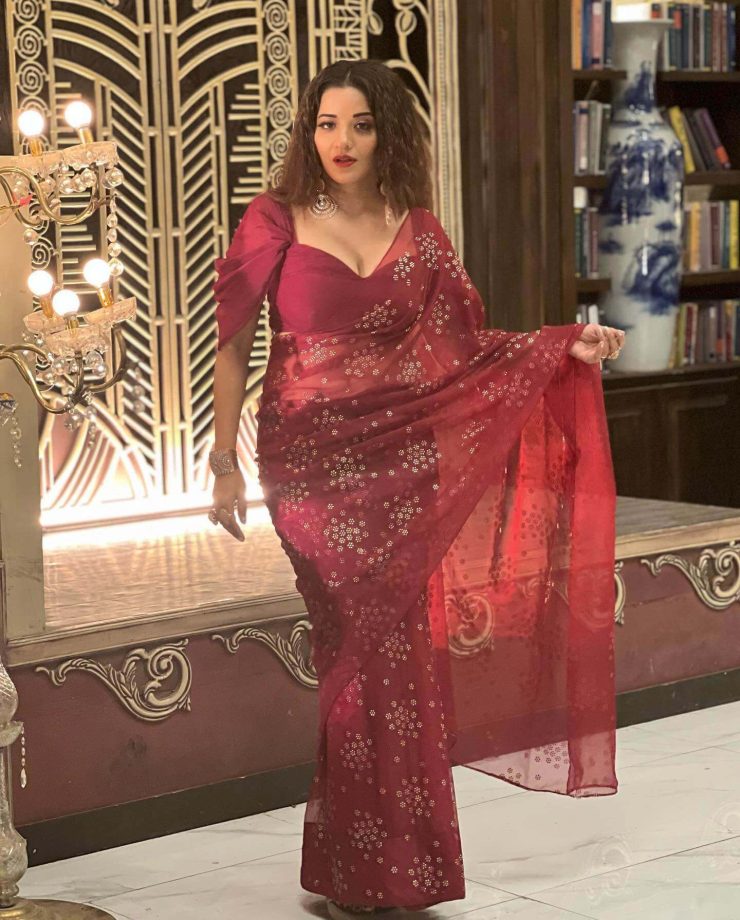 Monalisa Goes Gorgeous In Maroon Saree, And We Can't Take Eyes Off Her 811614